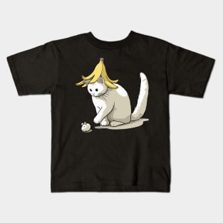 Funny banana cat catching mouse Kids T-Shirt